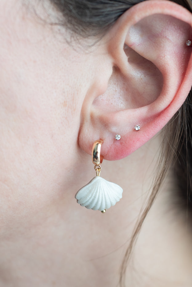 Dainty Sea Shell Bead Earrings (Pearl)